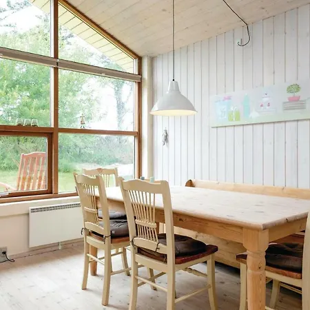 Three-bedroom In Feriehus *