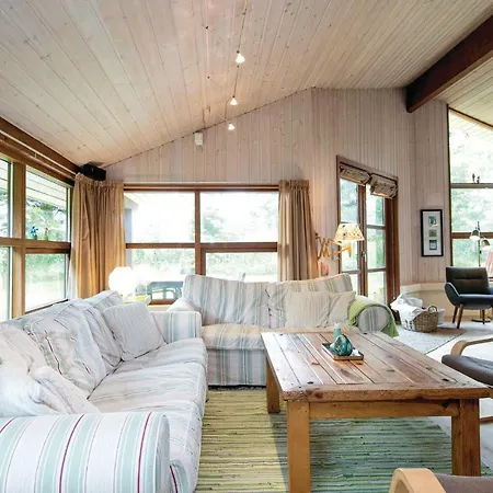 Three-bedroom In Feriehus